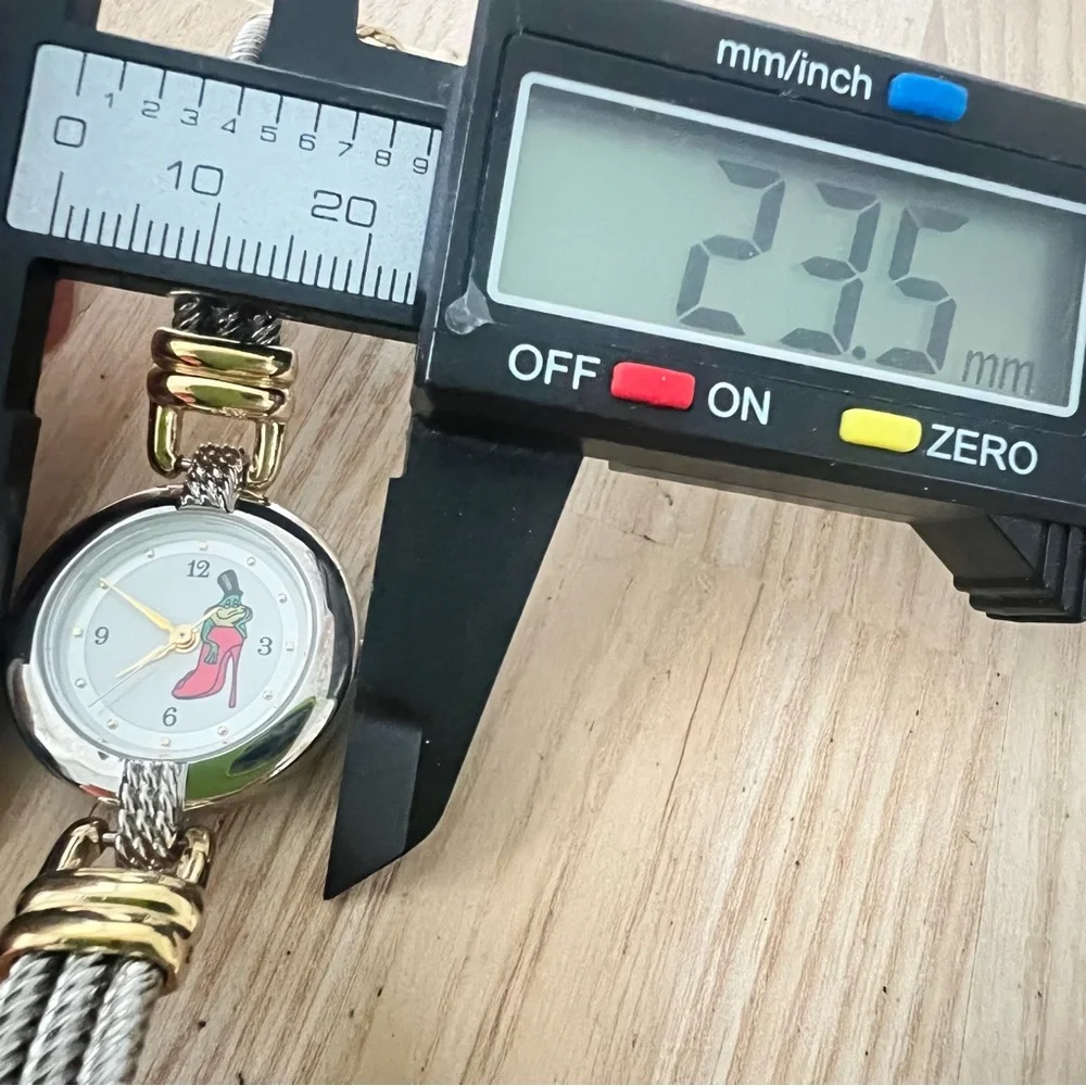 Warner Bros. Looney Tunes Michigan J Frog ladies bracelet watch NEW BATTERY